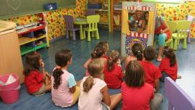 Dos educadoras trabajando en una escuela infantil