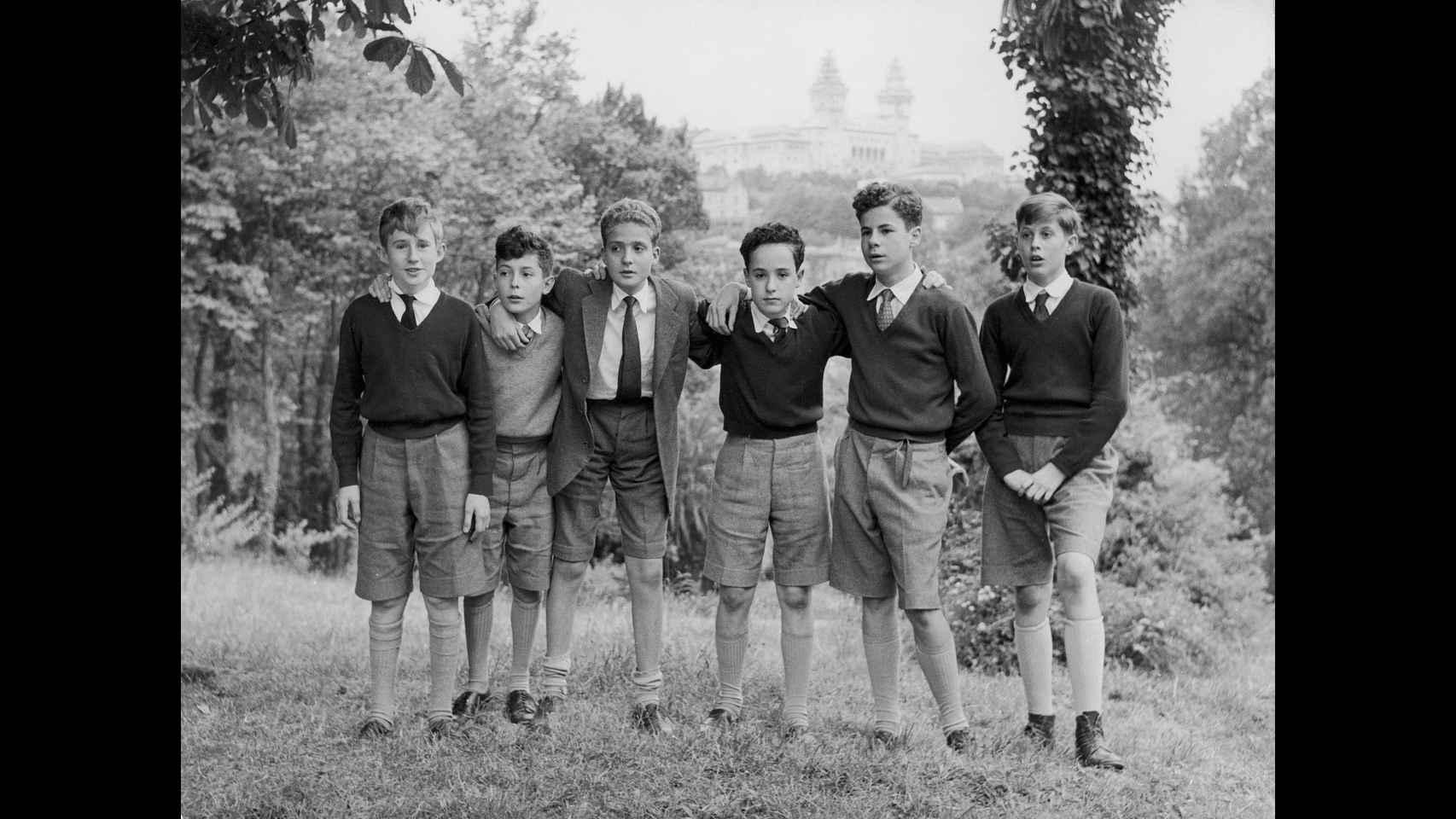 Juan Carlos, tercero desde la derecha, con sus amigos de la infancia