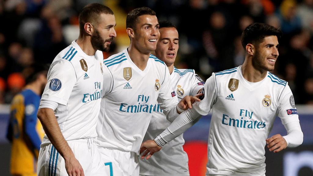 Cristiano y Benzema celebran con Lucas y Asensio uno de los goles del Madrid al APOEL.