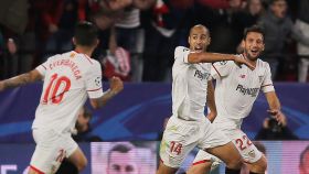 Los jugadores del Sevilla celebran el gol de Pizarro.