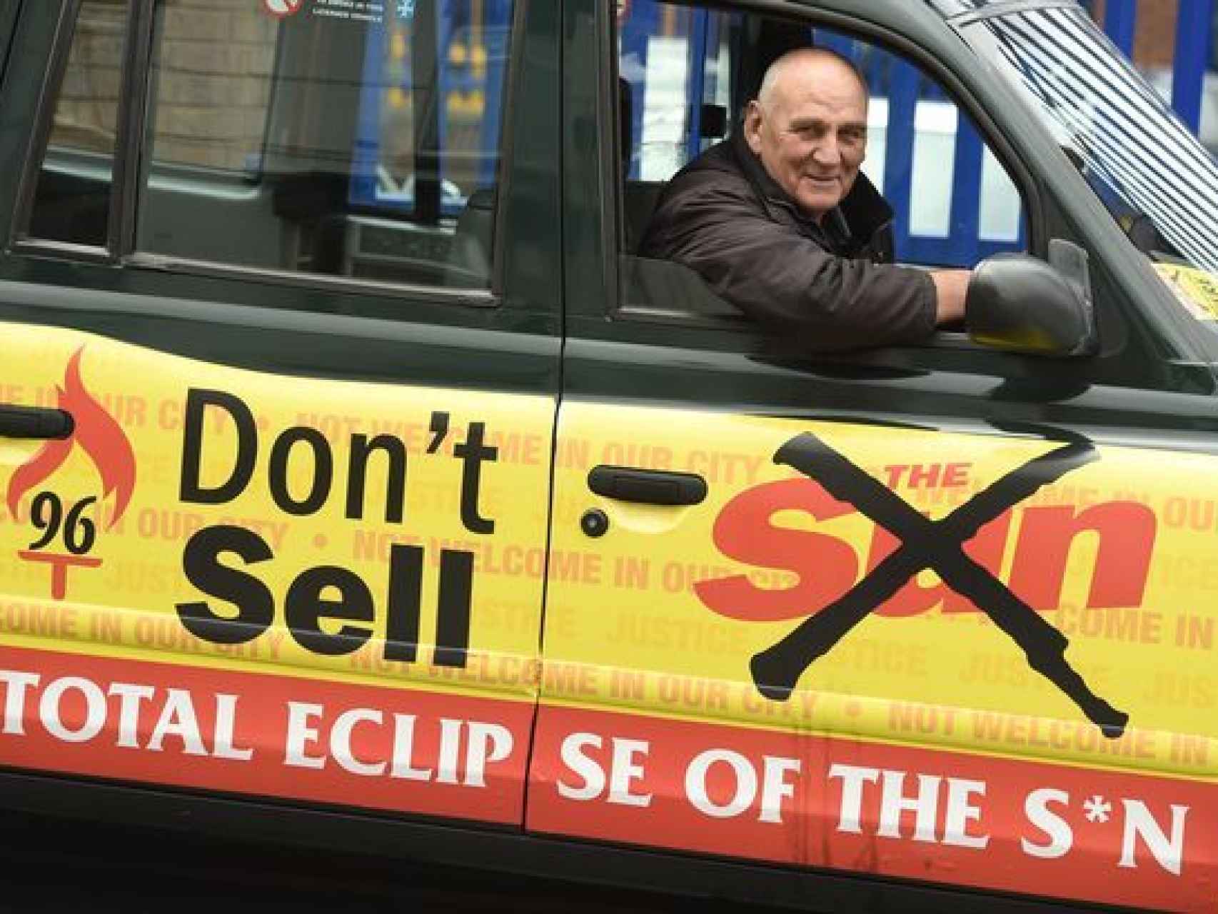 Un taxista de Liverpool, Scott Patterson, posa con la campaña anti The Sun