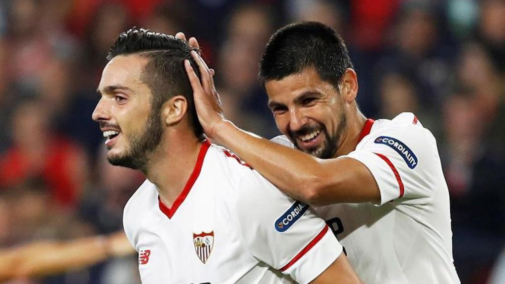 Nolito celebra un gol con Sarabia.