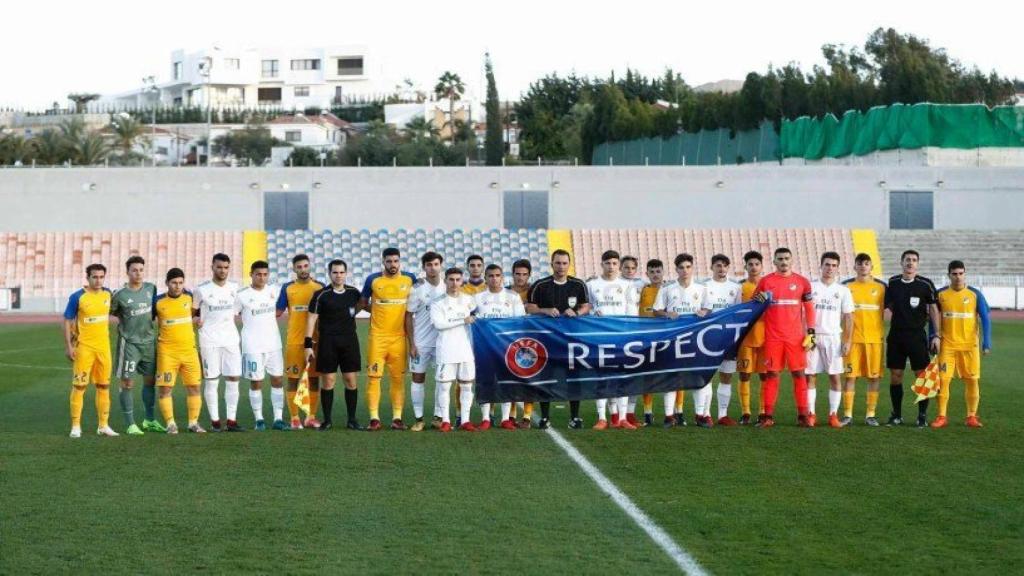 Jugadores del APOEL y el Juvenil A antes del partido de la UEFA Youth League