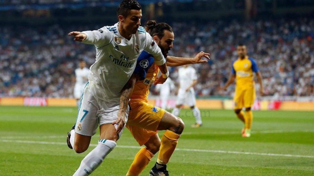 Cristiano, mano a mano con un jugador del APOEL