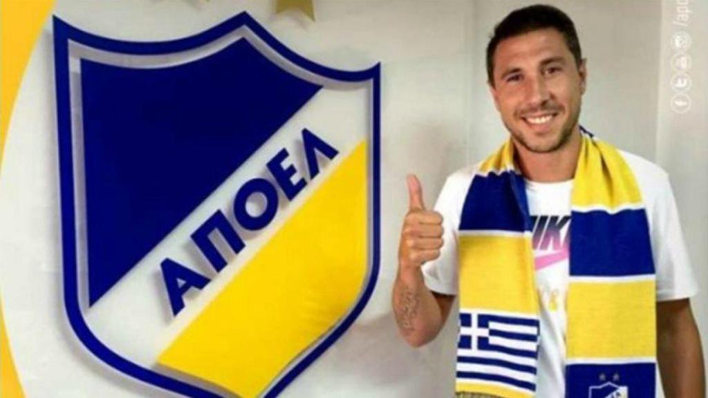 Roberto Lago posa con los colores del APOEL. Foto Twitter (@apoelfcofficial)