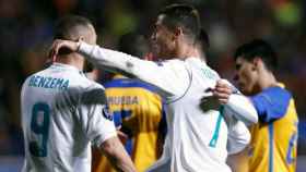Cristiano celebra con Benzema su gol al APOEL