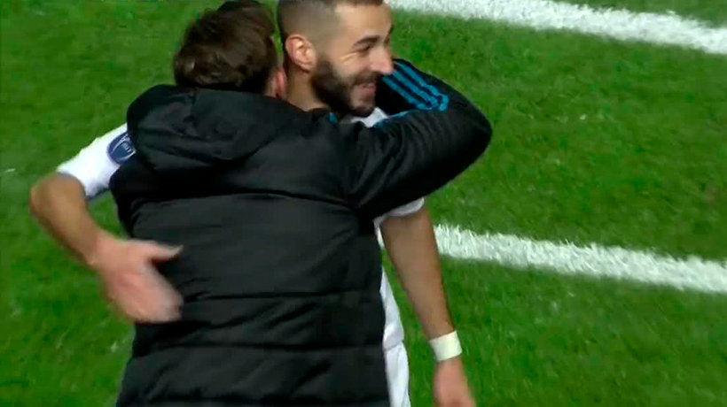 Benzema celebrando el gol con Mayoral ante el APOEL