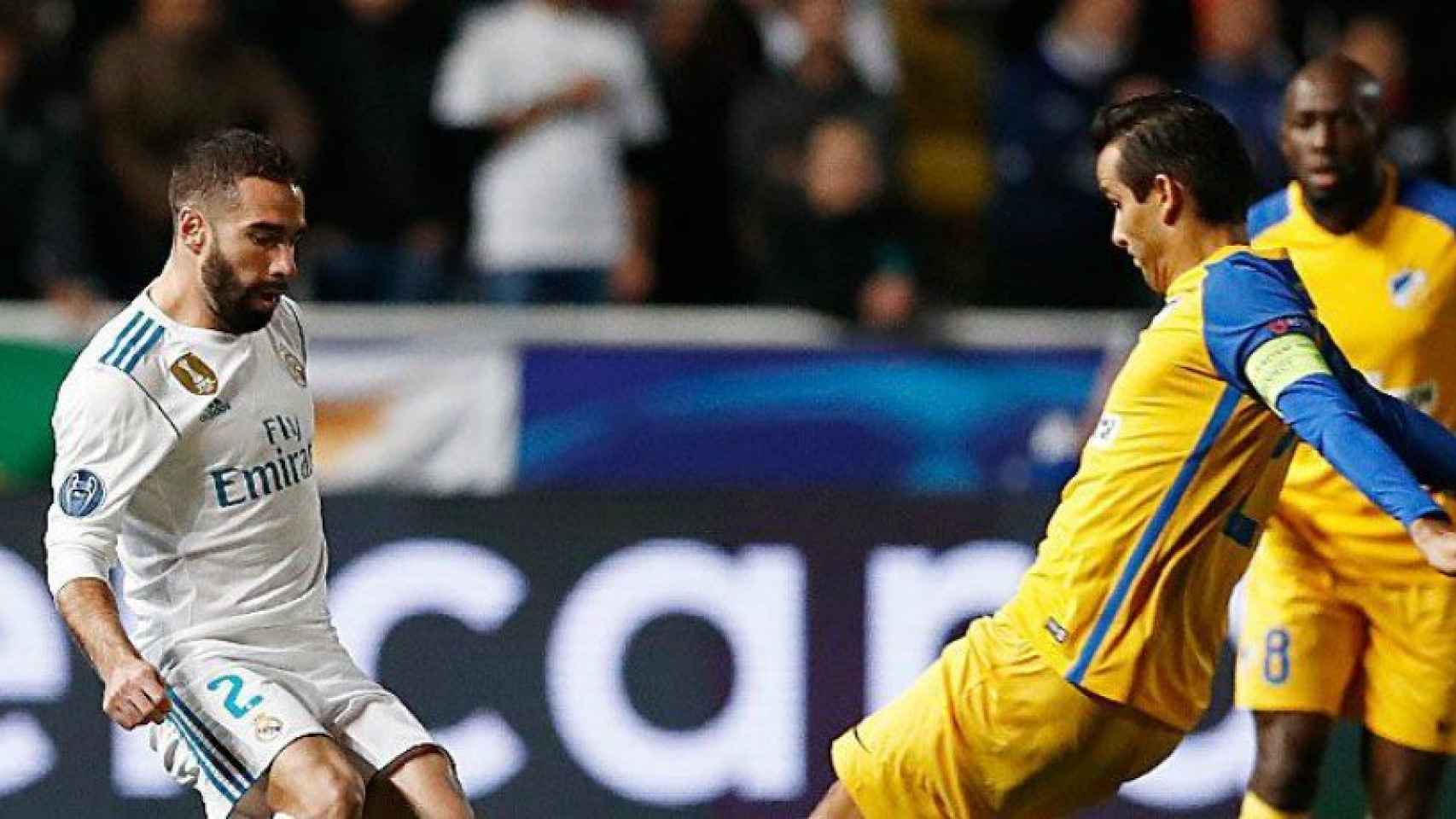 Carvajal contra un jugador del APOEL
