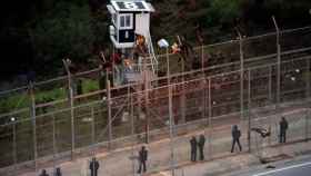 Inmigrantes intentando saltar la valla de Ceuta.