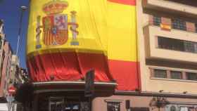 Fachada del Teatro Barceló con la bandera de España.