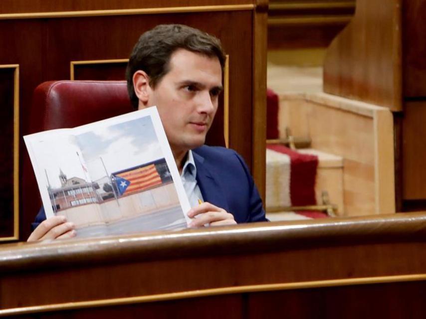 Rivera muestra un colegio con una estelada en Cataluña durante el debate.