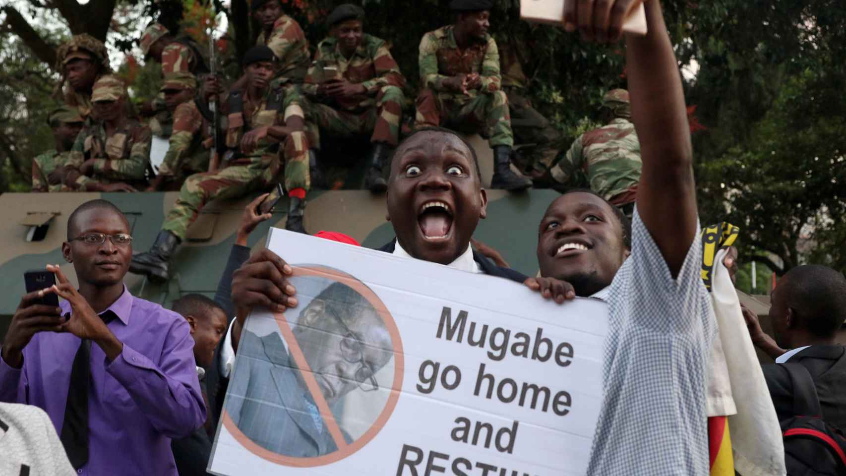 ‘El Cocodrilo’ consuma el golpe y sucederá a Mugabe en Zimbabue
