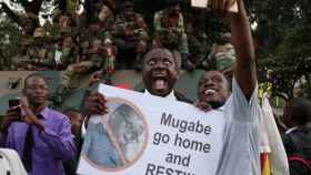 ‘El Cocodrilo’ consuma el golpe y sucederá a Mugabe en Zimbabue