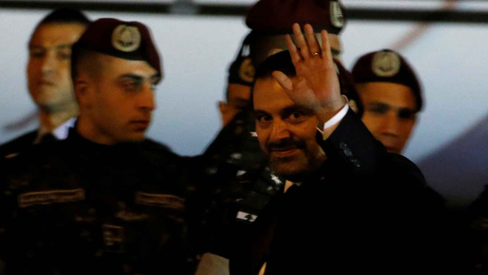 Hariri saluda al llegar al aeropuerto internacional de Beirut.