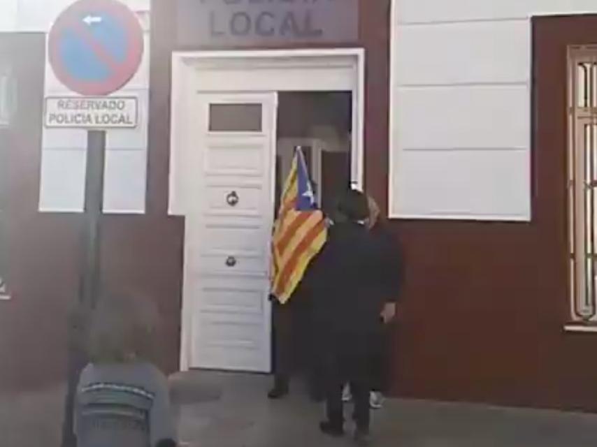 Puigdemont se entrega a la Policía Local de Tomelloso, pero de broma