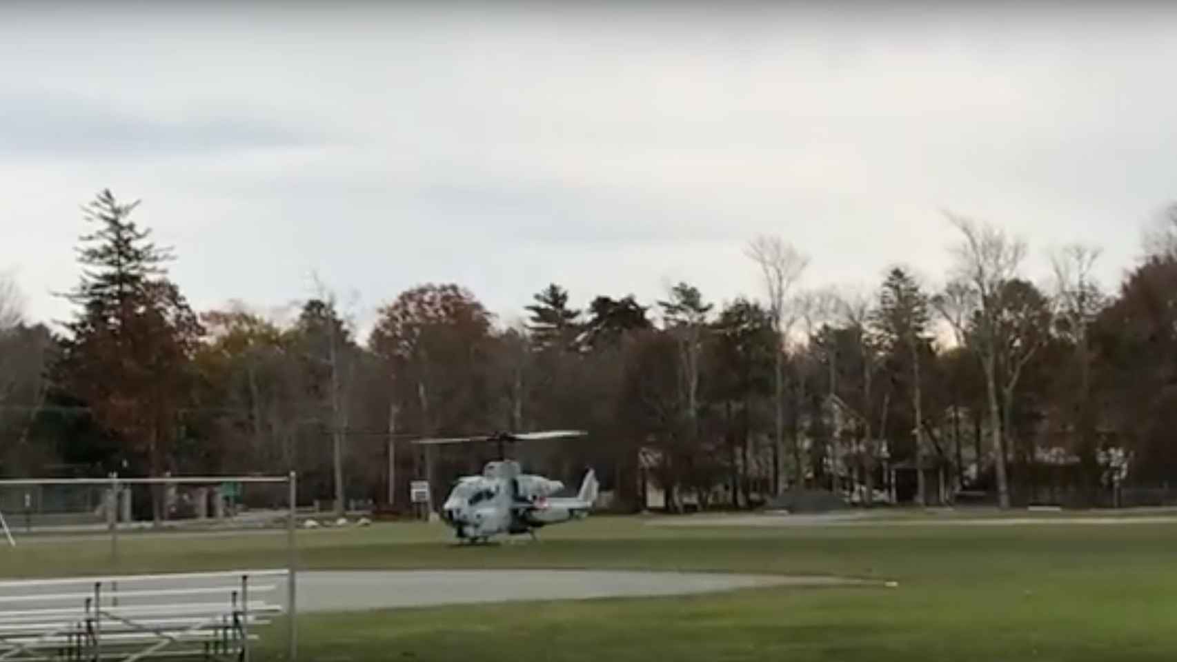 Helicóptero aterriza en campo de beisbol para recuperar el móvil del piloto
