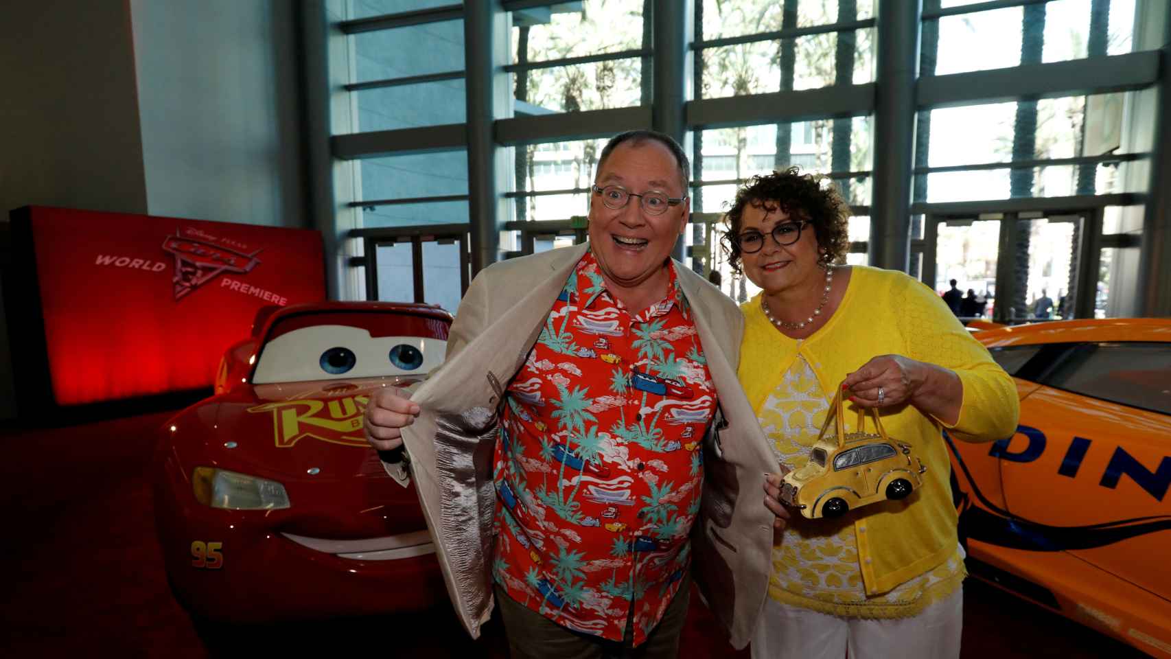 John Lasseter posa con su mujer Nancy en el estreno de Cars 3.