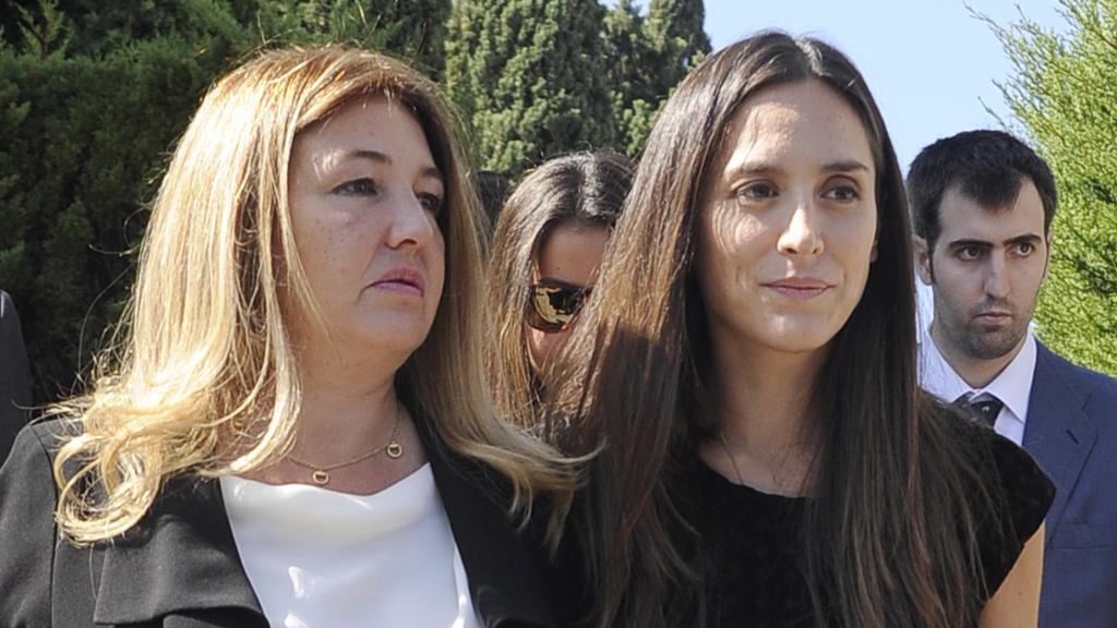 Laura Boyer junto a Tamara Falcó en una fotografía tomada en 2015, durante el funeral por la muerte de Elena Arnedo.