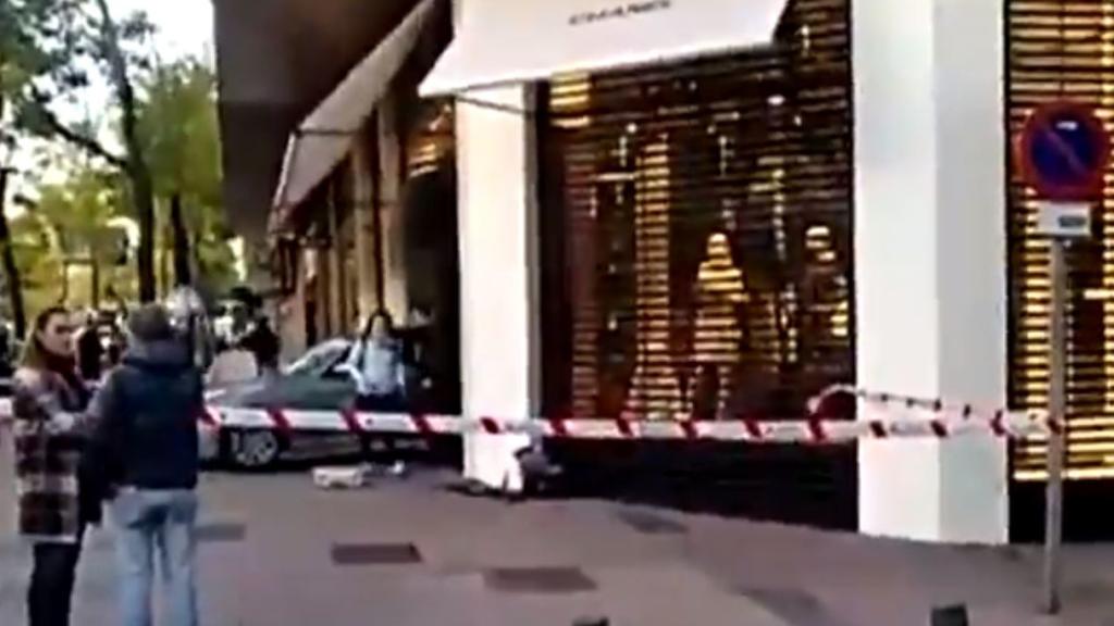 Imagen del coche empotrado en la tienda de Chanel.