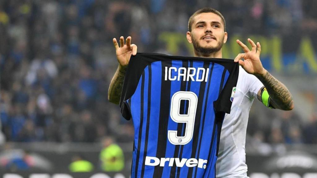 Mauro Icardi 'brinda' su camiseta al Giuseppe Meazza como hizo Messi en el Bernabéu.