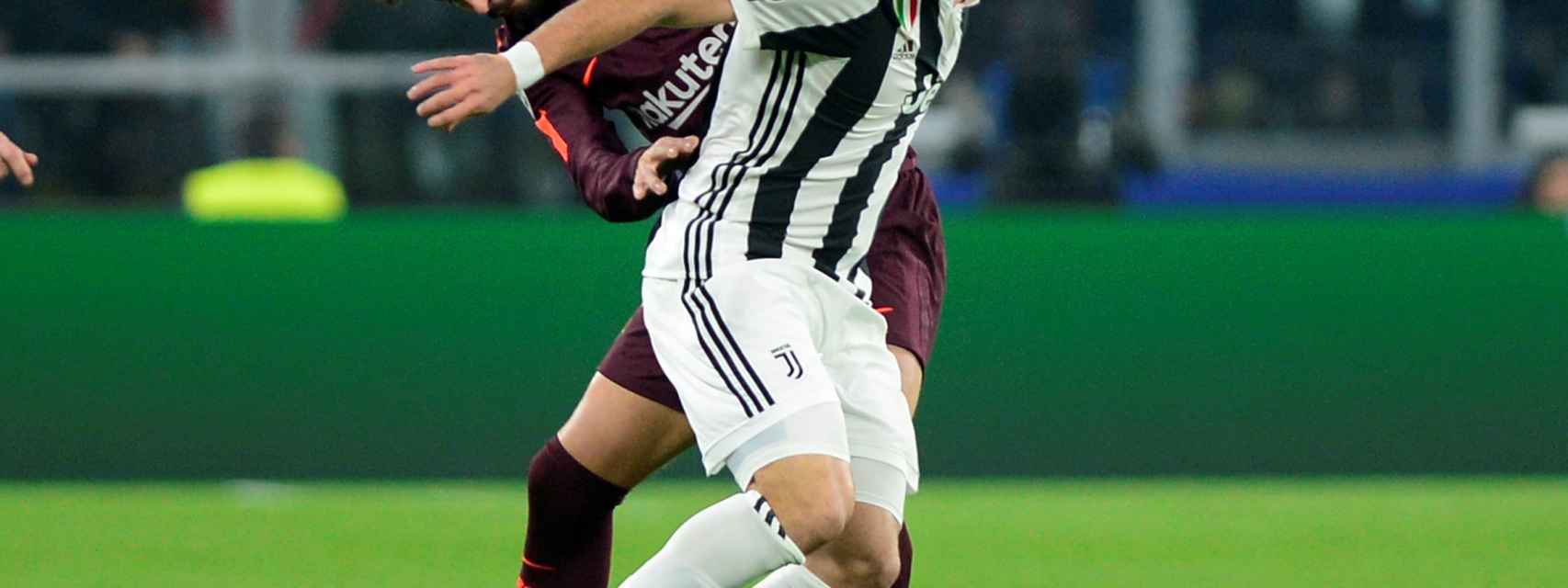 Higuaín ante Piqué en el Juventus - Barcelona.