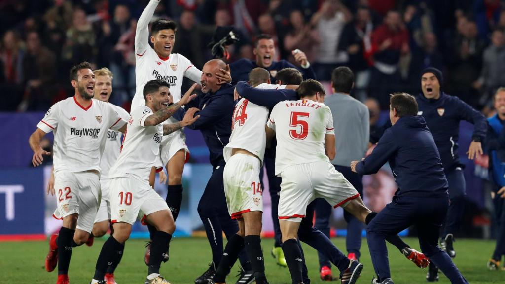 Los jugadores celebran el empate con Berizzo.