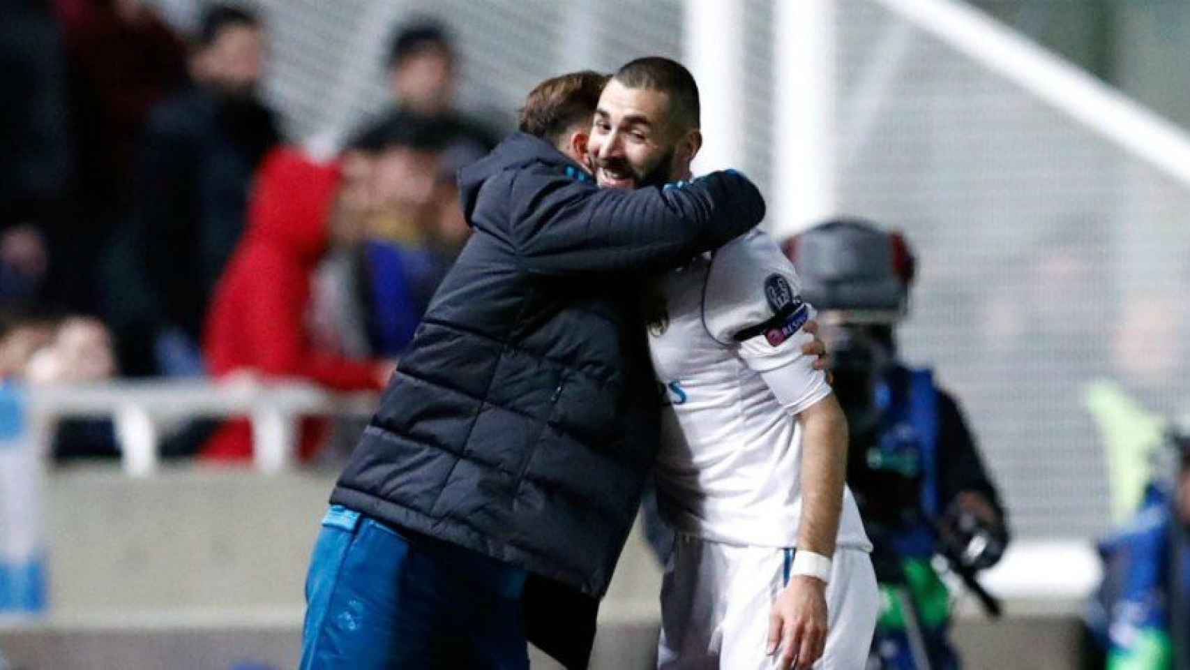 Benzema celebra su gol al APOEL con Mayoral