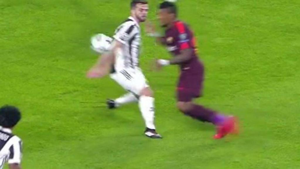 Paulinho simula un penalti ante la Juve. Foto: Twitter (@elchiringuitotv)