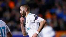 Benzema celebra su segundo gol al APOEL
