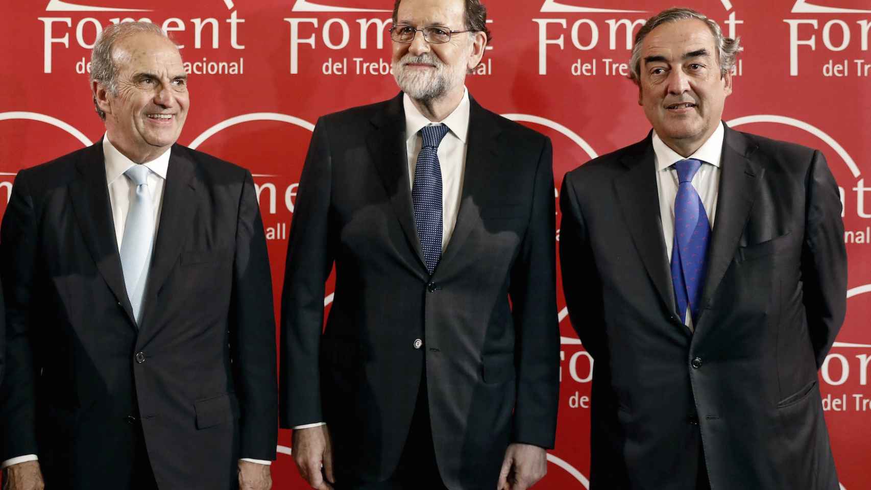 Mariano Rajoy, con el presidente de los empresarios catalanes, Gay de Montellà, y españoles, Rosell.