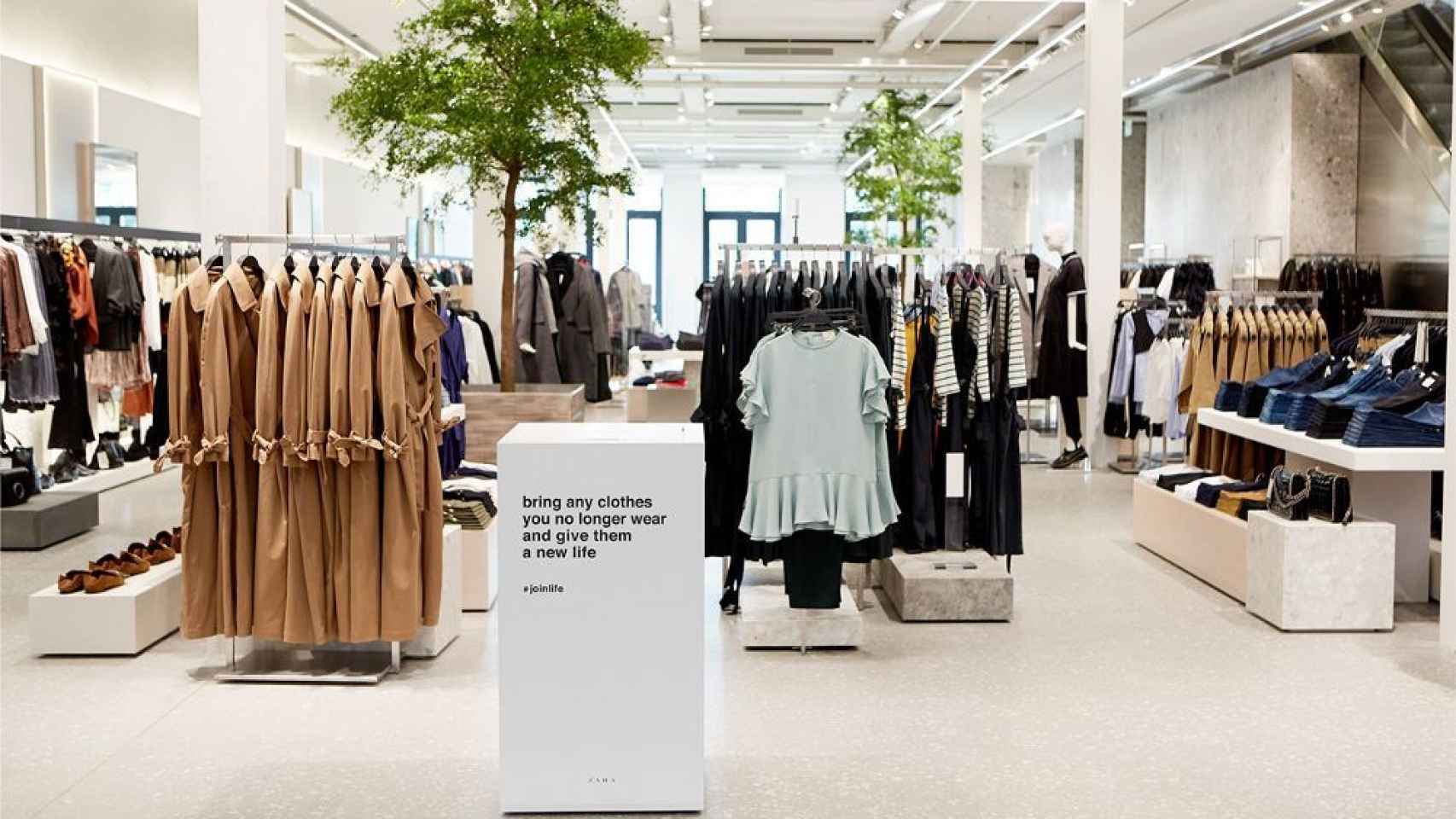 Una tienda de Zara anuncia su colección Join Life, en una imagen de archivo.