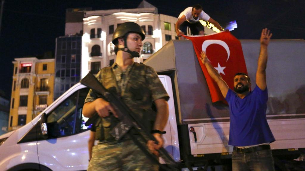 Ciudadanos turcos manifestándose contra el golpe en la plaza Taksim de Estambul.