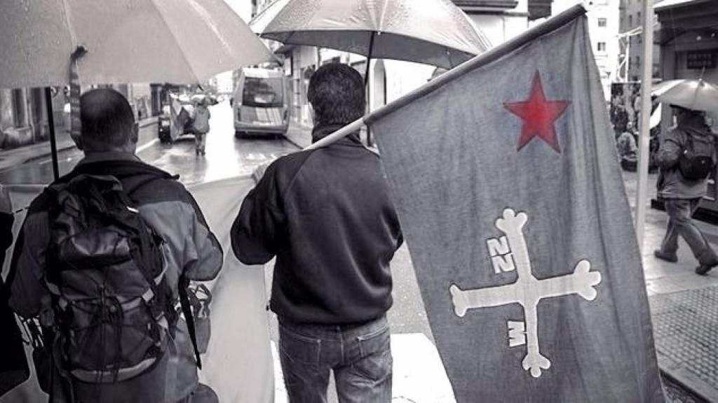 La bandera de Asturias con la estrella roja.