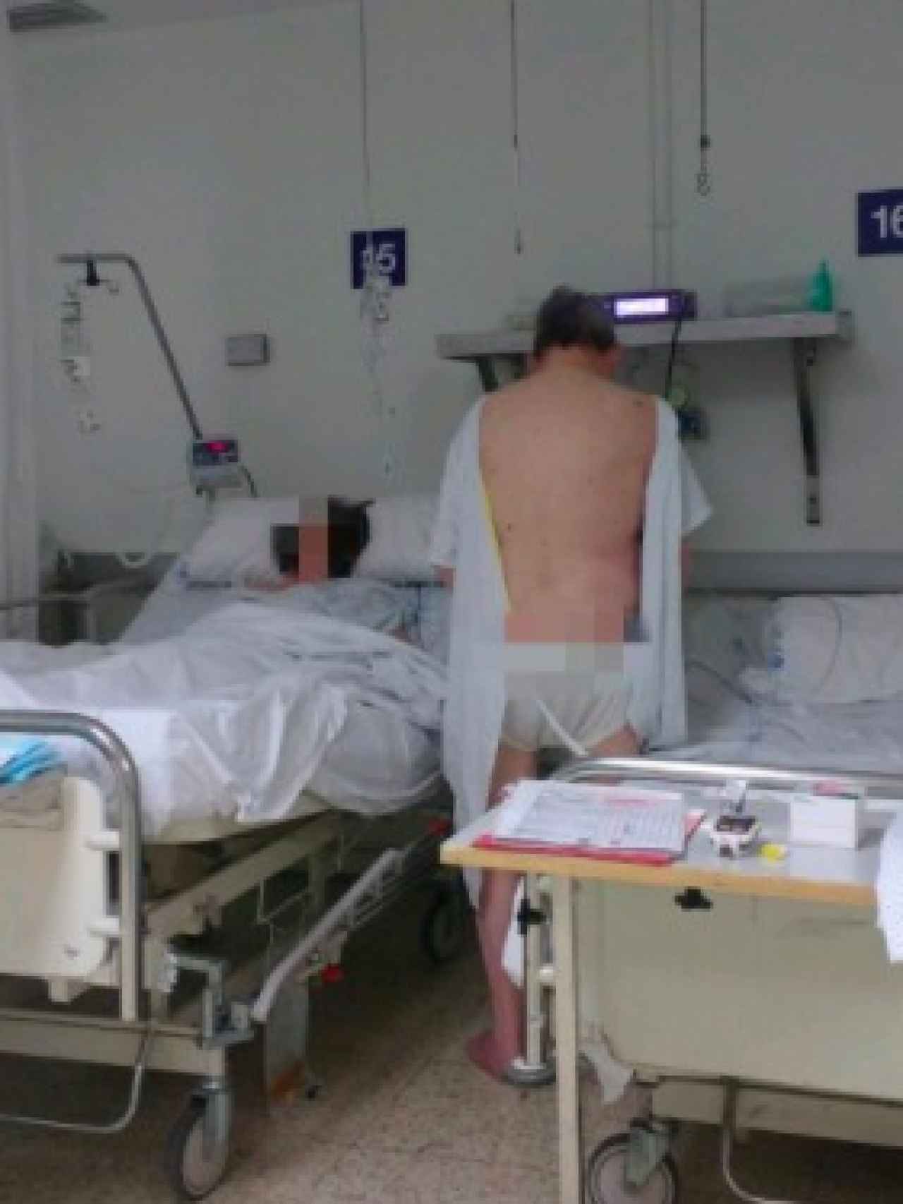 Un paciente orinando junto a otra enferma sin biombo que separe las camas en La Paz