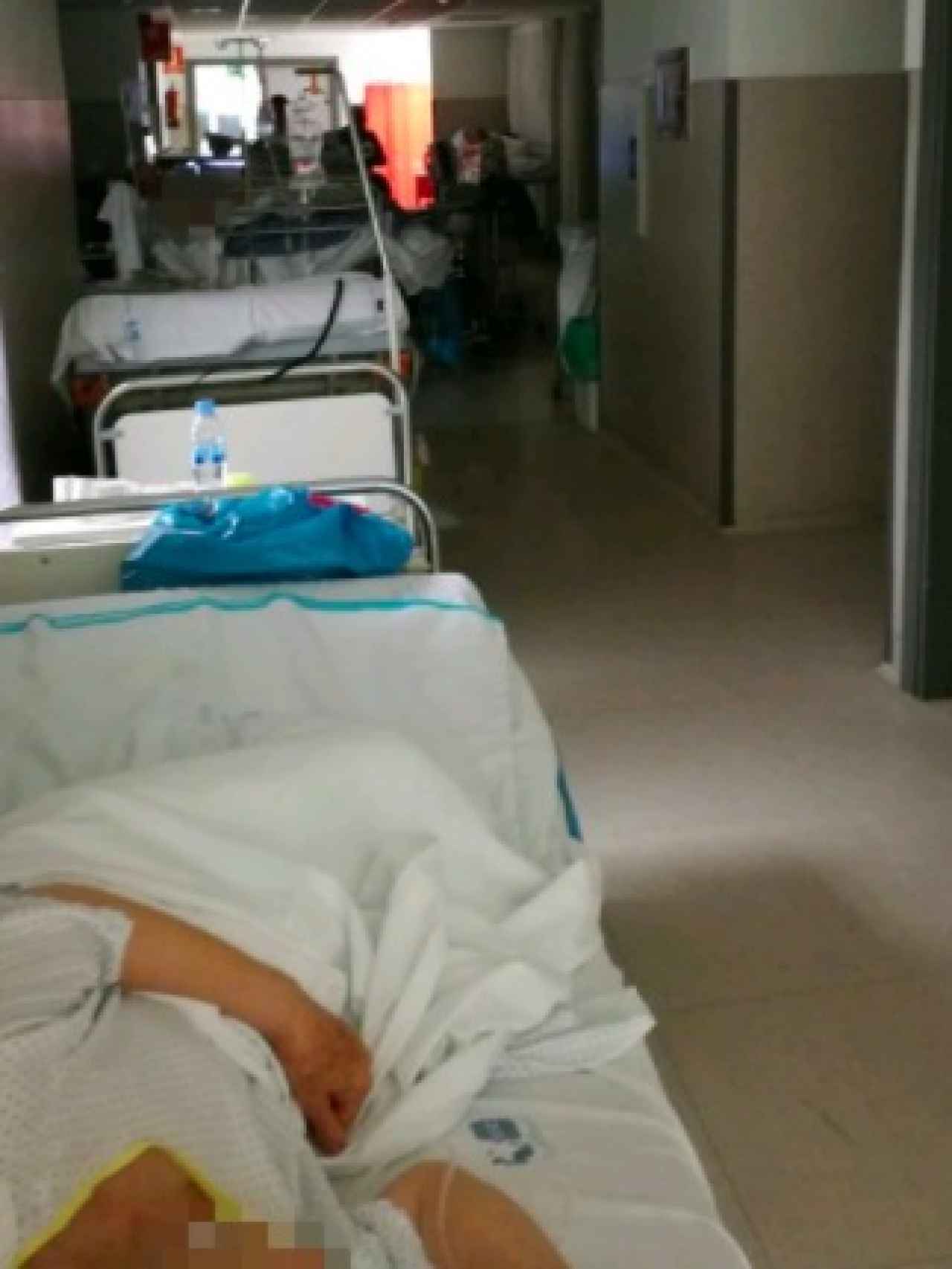 Pacientes hacinados en los pasillos de las Urgencias de La Paz