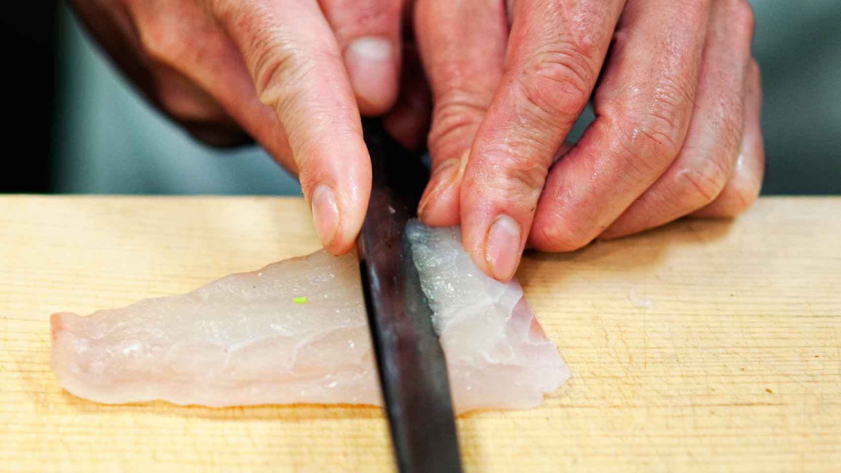 El pescado debe cortarse al bies para seccionar las fibras y que quede tierno.
