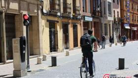 Foto ciclista en calle
