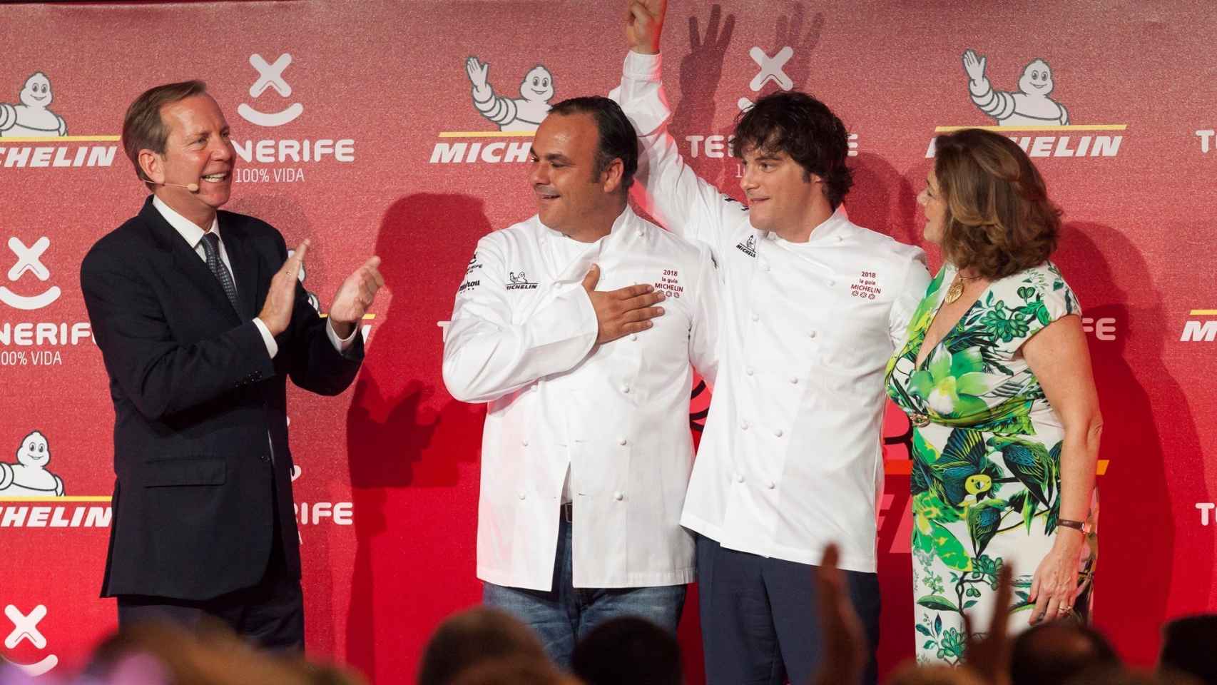 El director de la Guía Michelin, Michael Ellis (i), junto a los cocineros Ángel León (c) y Jordi Cruz (2ºd).