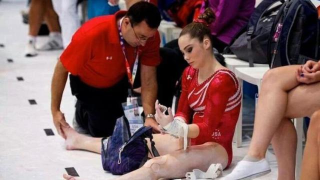 Larry Nassar atiende a una gimnasta.