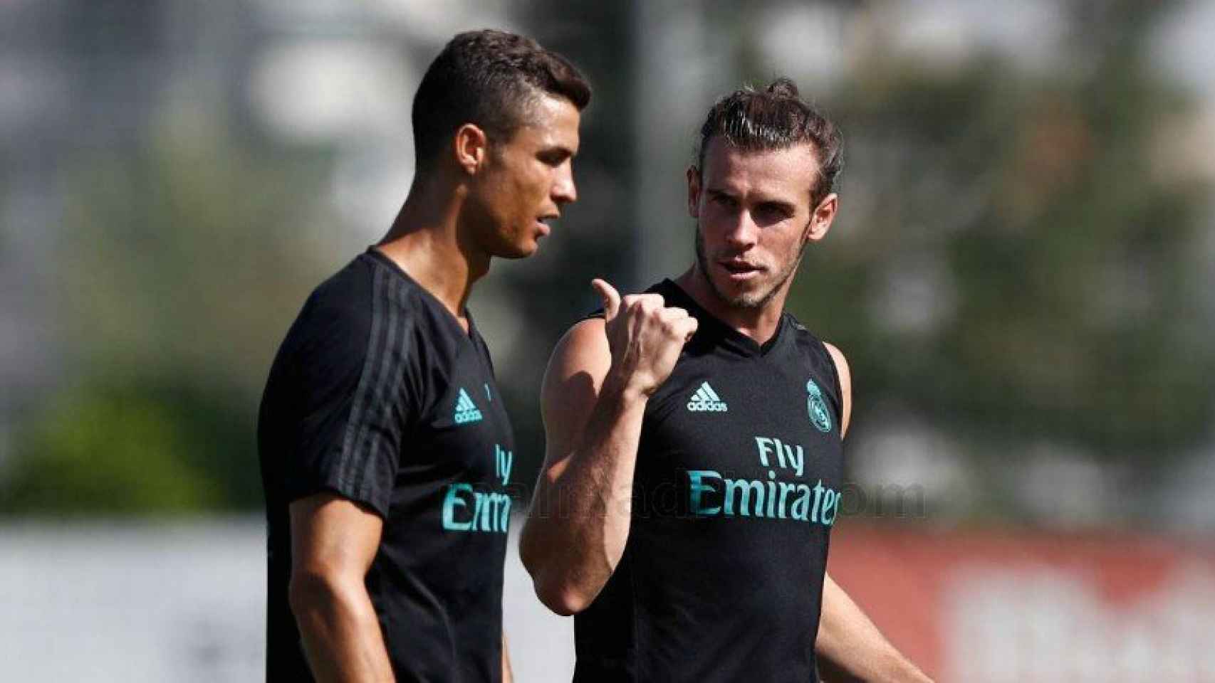 Cristiano y Bale conversan durante un entrenamiento