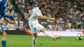 Modric lanza el esférico. Foto: Pedro Rodríguez / El Bernabéu