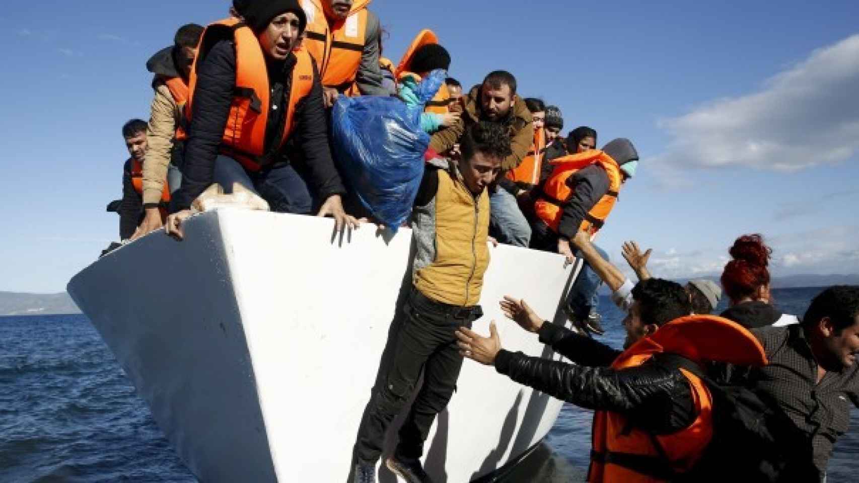 Refugiados llegan a la isla de Lesbos en una foto de archivo.