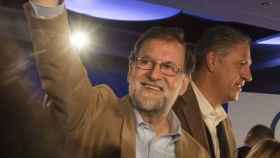 El presidente del Gobierno, Mariano Rajoy, con el candidato del PPC, Xavier García Albiol.