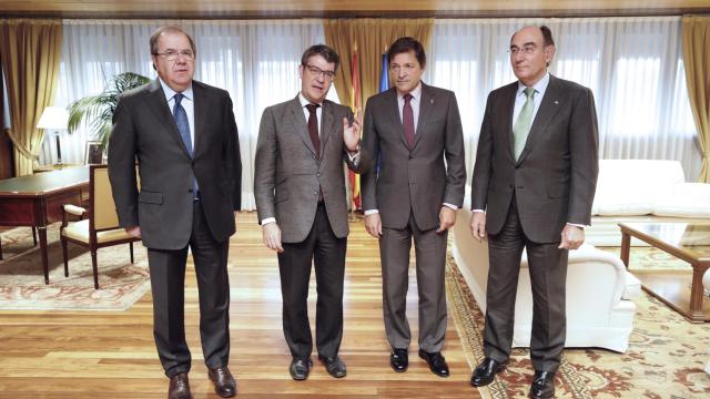 El presidente de la Junta de CyL, Juan Vicente Herrera, el ministro Álvaro Nadal, el presidente de Asturias, Javier Fernández, y Ignacio Galán, presidente de Iberdrola.