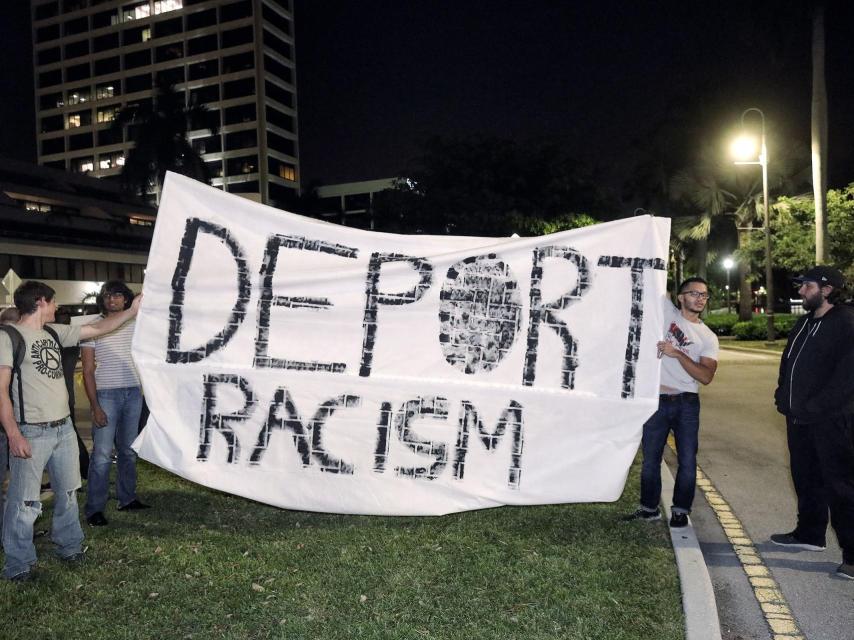 Pancarta en contra del racismo en Estados Unidos.