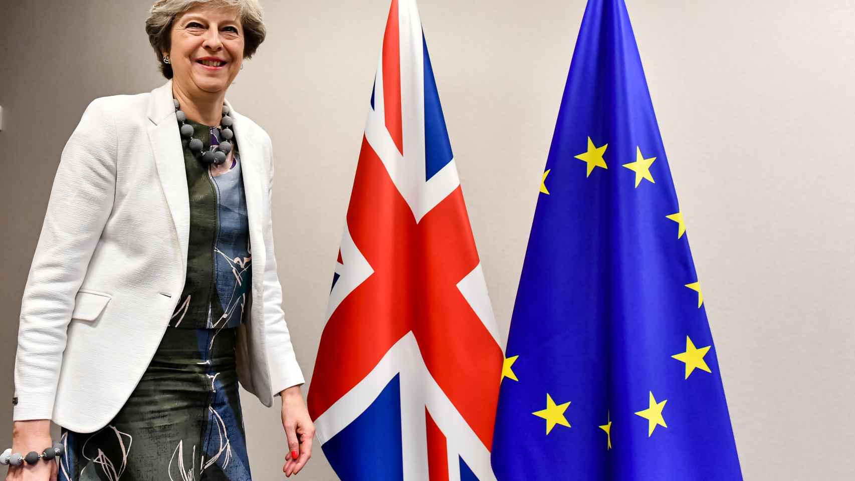 May quiere iniciar ya las negociaciones del futuro pacto comercial con la UE