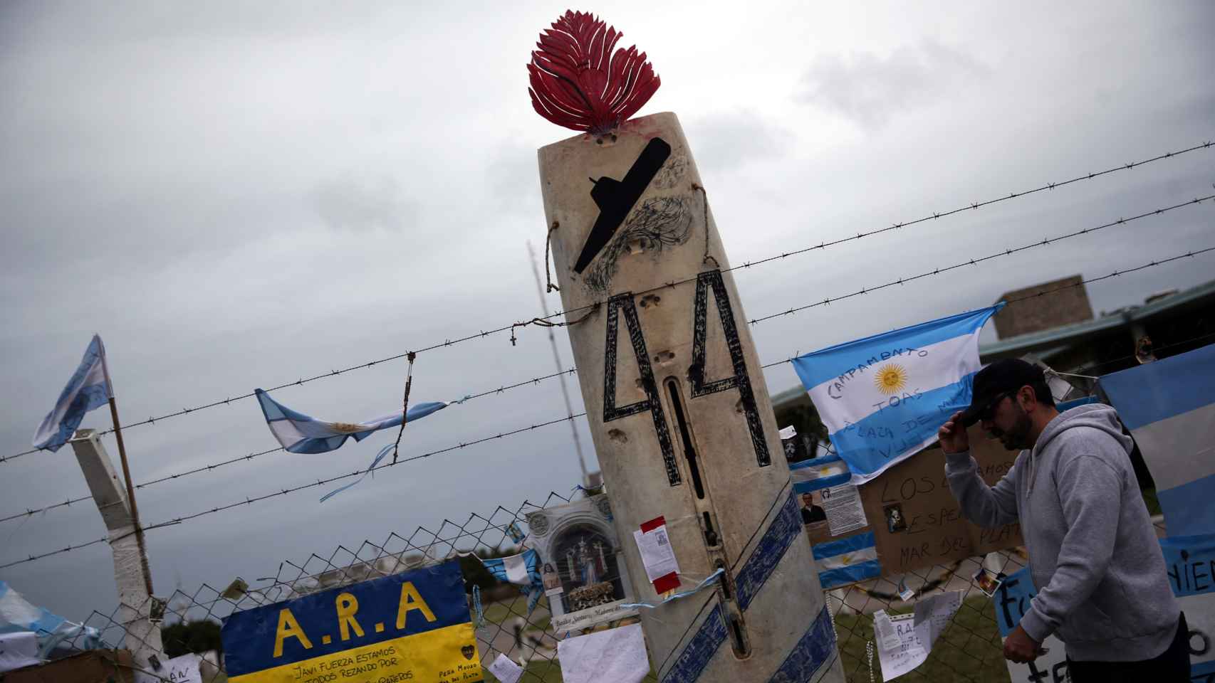 Un hombre pasa junto a los mensajes de apoyo a los 44 tripulantes del ARA San Juan.