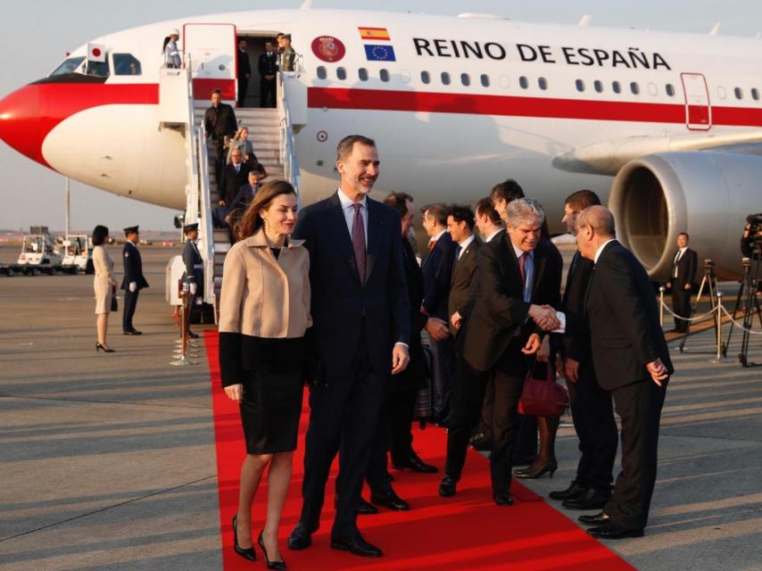 Los Reyes en Japón bajando del avión, Reino de España, que les llevó hasta allí en abril del año pasado.