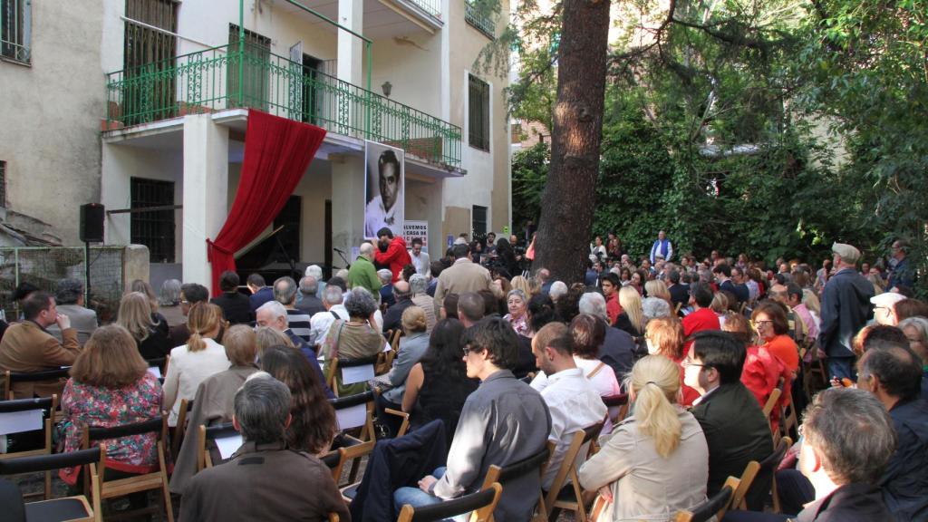 La parte interior de la casa, el jardín donde a veces se celebran actos de conmemoración poética.