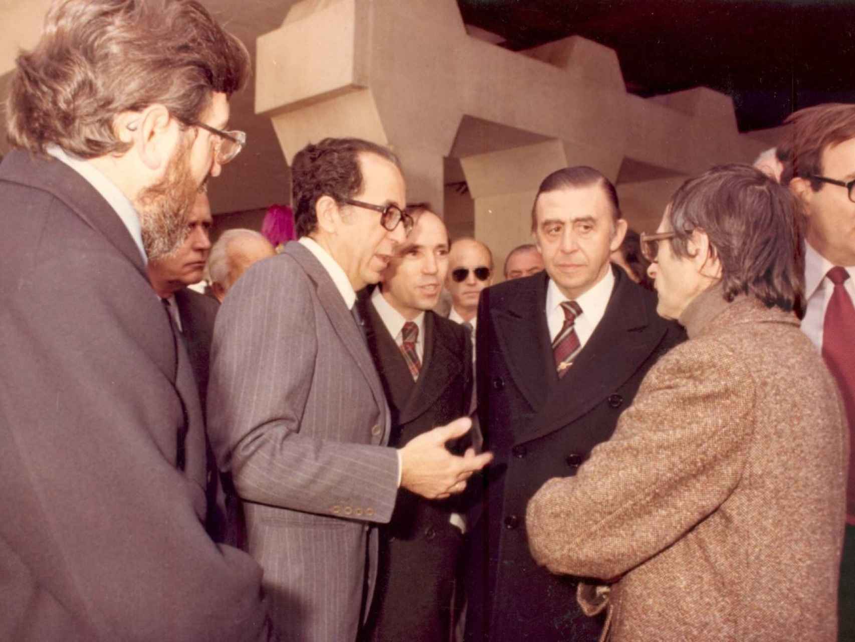 Inauguración oficial, en febrero de 1979, con Julio Martínez Calzón, José Luis Álvarez, José Antonio Fdez Ordóñez, Luis María Huete, JOsé María Subirachs y Ramón Tamames.